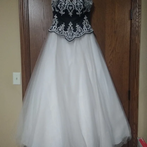 david's bridal white prom dresses David's Bridal White/Gold/Silver Preowned Prom Dress
